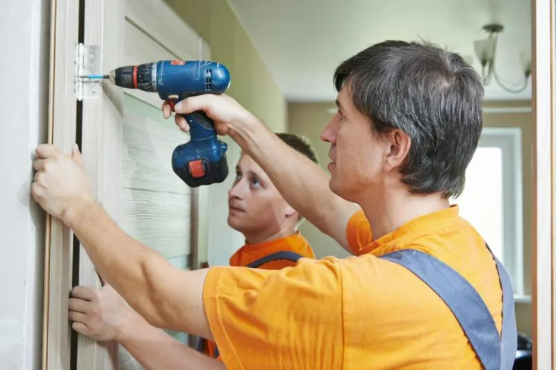 Установка межкомнатных дверей в Самаре